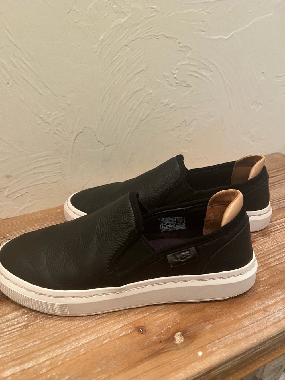 UGG Alameda Women’s Black Leather Slip-On Sneakers with White Sole Size 8 - Picture 7 of 8
